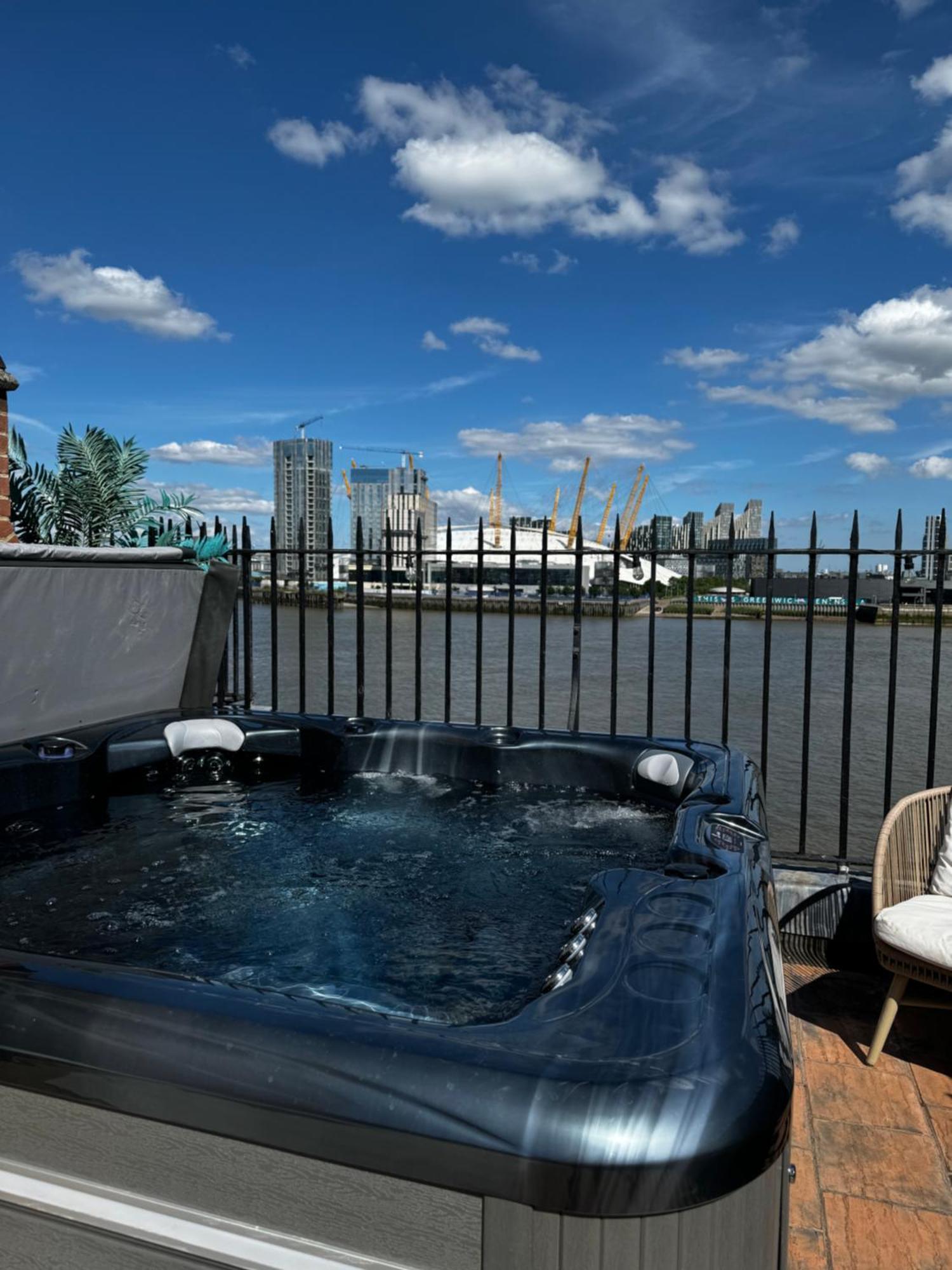 3 X Bedroom Riverside Flat With Hot Tub On Roof Terrace Лондон Екстер'єр фото