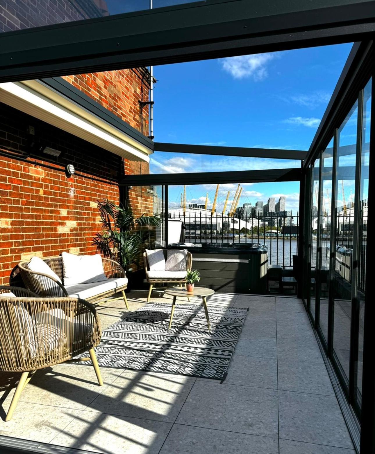 3 X Bedroom Riverside Flat With Hot Tub On Roof Terrace Лондон Екстер'єр фото